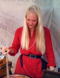 Chica de Tallinn en traje medieval